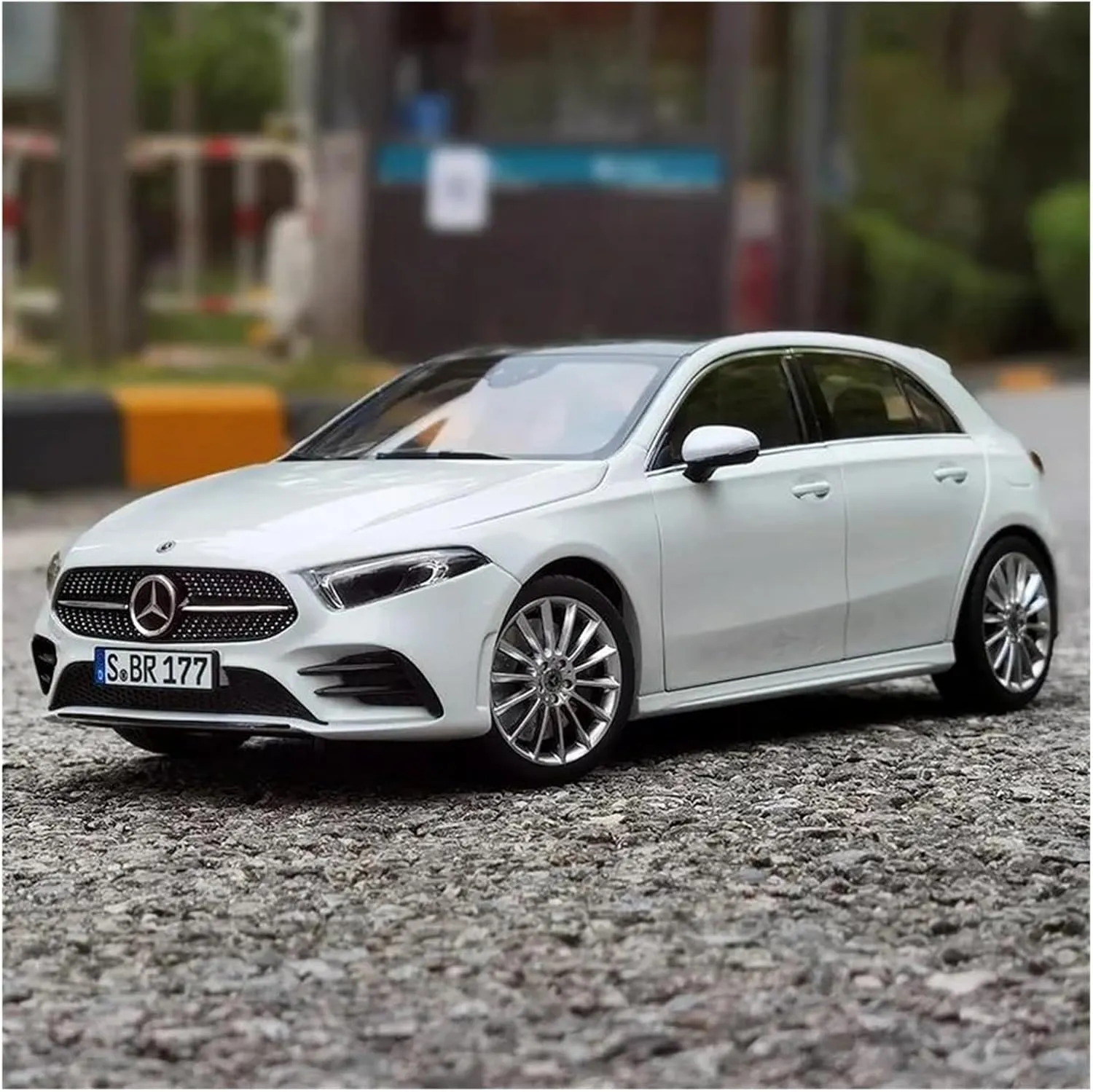 1 18 for Benz A-Class GLA A180 AMG Alloy Car Model Classic Collectible Ornaments Gifts Boys Car Enthusiasts Simulation Vehicle Playset(White)