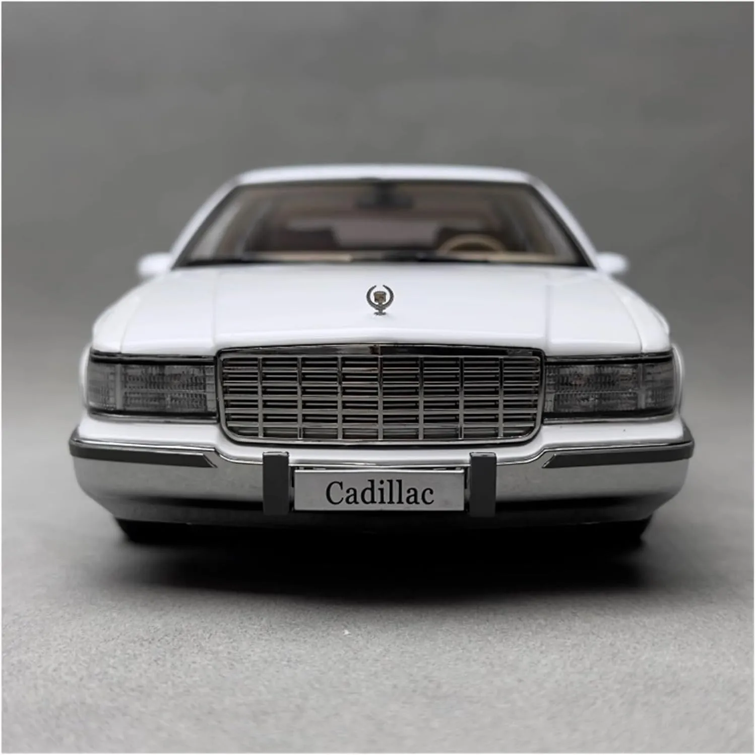 1 18 for Cadillac Fleetwood Diecast Alloy Car Model Simulation Metal Car Model A Classic Car Limited Collections Non-Remote App Controlled Toys(White)