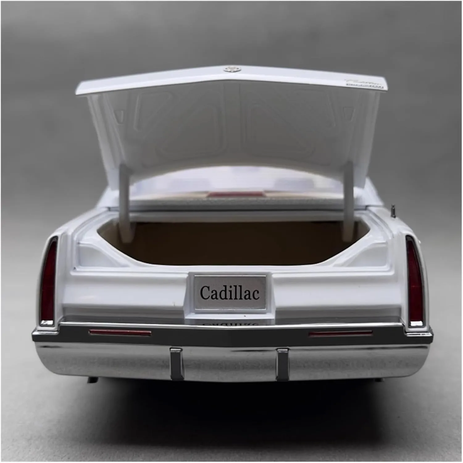 1 18 for Cadillac Fleetwood Diecast Alloy Car Model Simulation Metal Car Model A Classic Car Limited Collections Non-Remote App Controlled Toys(White)