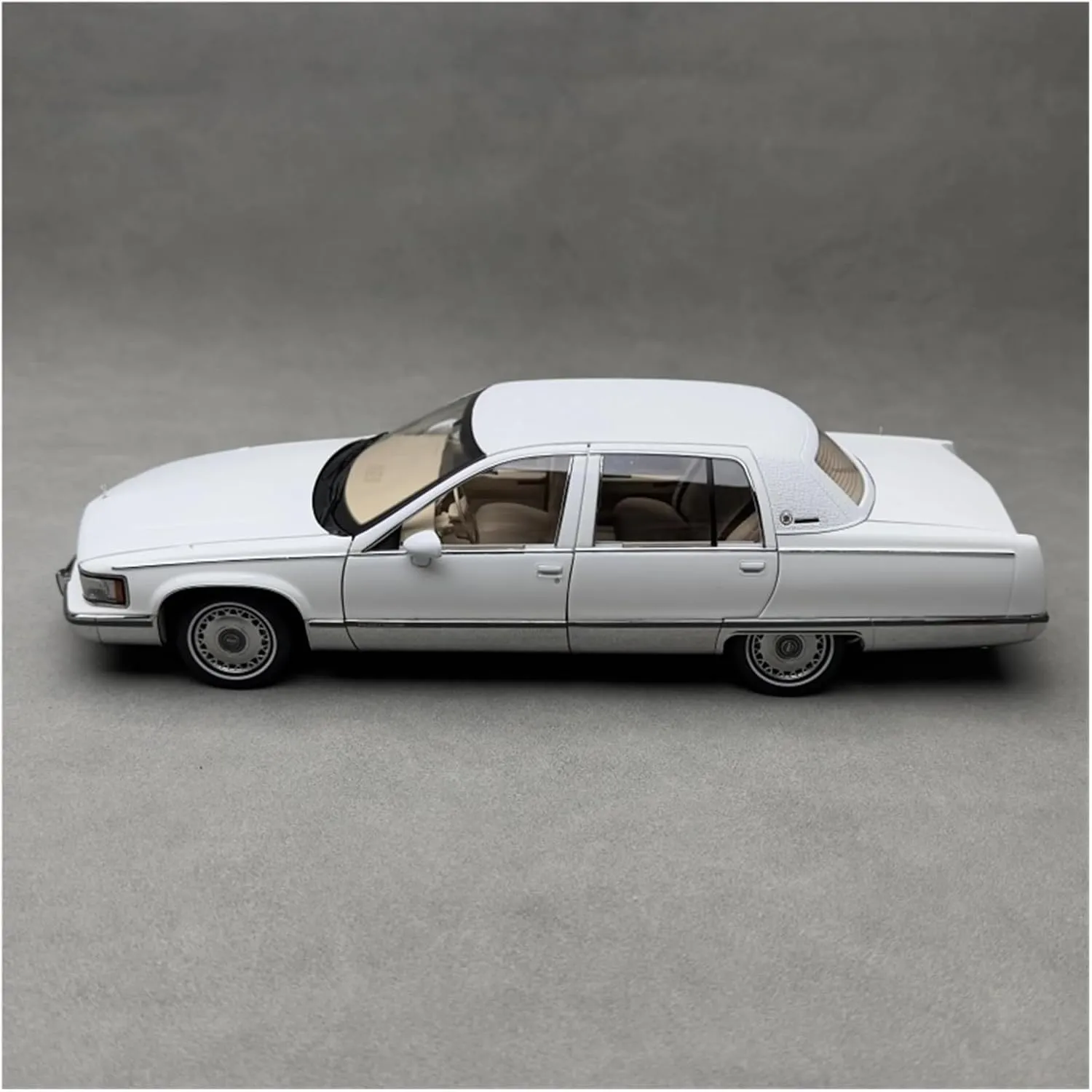 1 18 for Cadillac Fleetwood Diecast Alloy Car Model Simulation Metal Car Model A Classic Car Limited Collections Non-Remote App Controlled Toys(White)