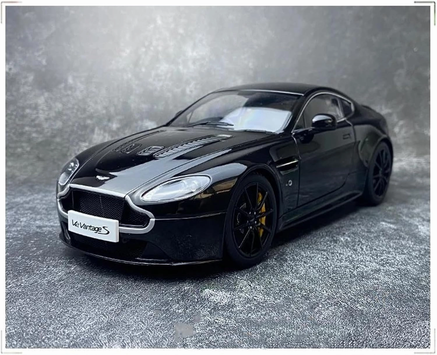 1 18 for Aston Martin V12 Vantage S 2015-2018 Alloy Sports Car Model Diecast Metal Racing Car Model Collection Non-Remote App Controlled Toys(Black)