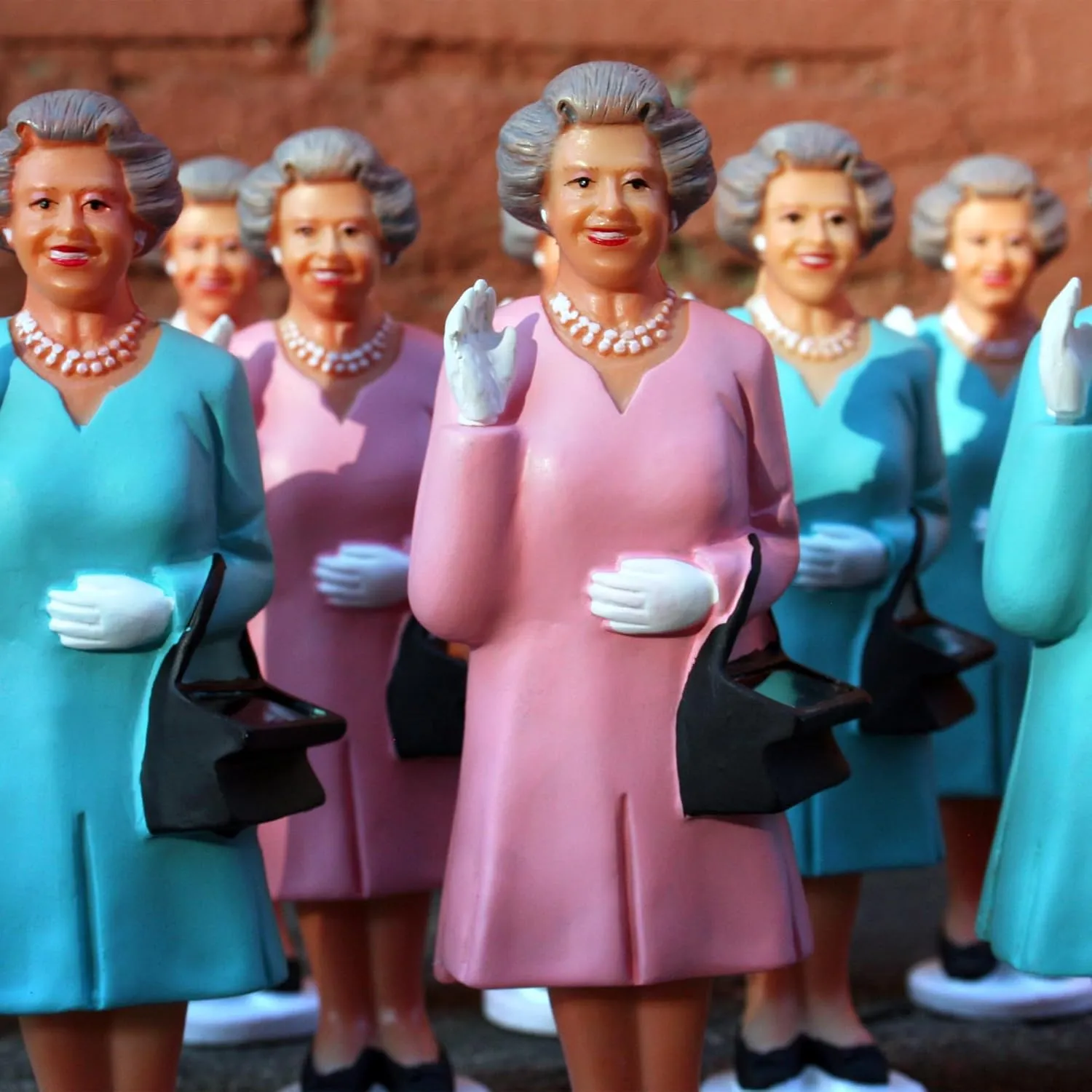 Kikkerland Solar Powered Waving Queen Figurine: Fun Decor for Home & Kitchen, Office Desk, Garden, Car – Great Novelty Toy Statue, Display Shelf Collectible, Holiday & Birthday Gift